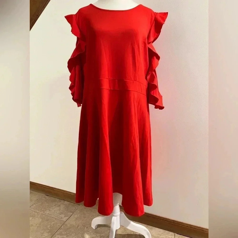 Venus cold shoulder with a ruffle, a-line. Size: XL